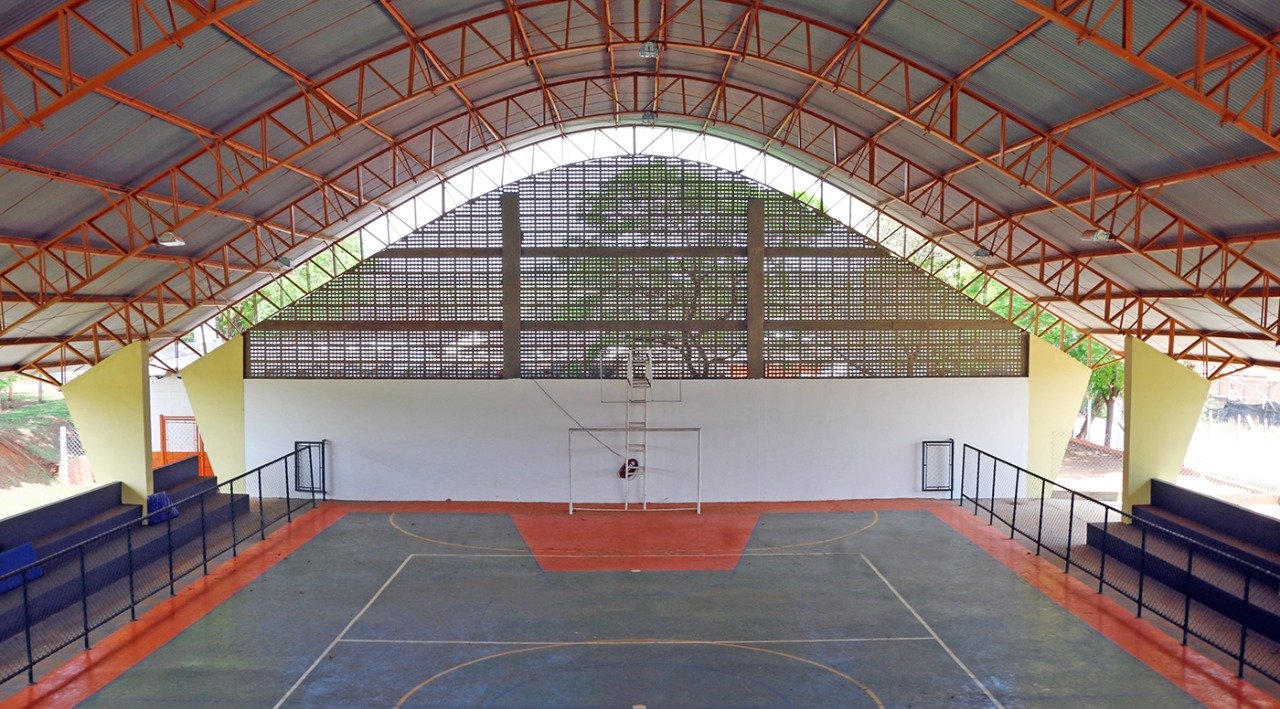 Comunicação - Quadra poliesportiva é construída na Escola Orlando