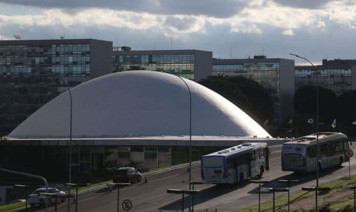 A cúpula menor, voltada para baixo, abriga o Plenário do Senado Federal.